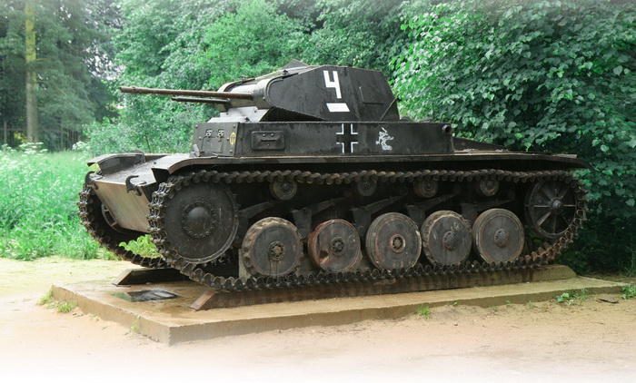 Легкий немецкий танк Panzerkampfwagen II, находящийся в открытой экспозиции Музея обороны Москвы в Снегирях. Отреставрирован в мастерской